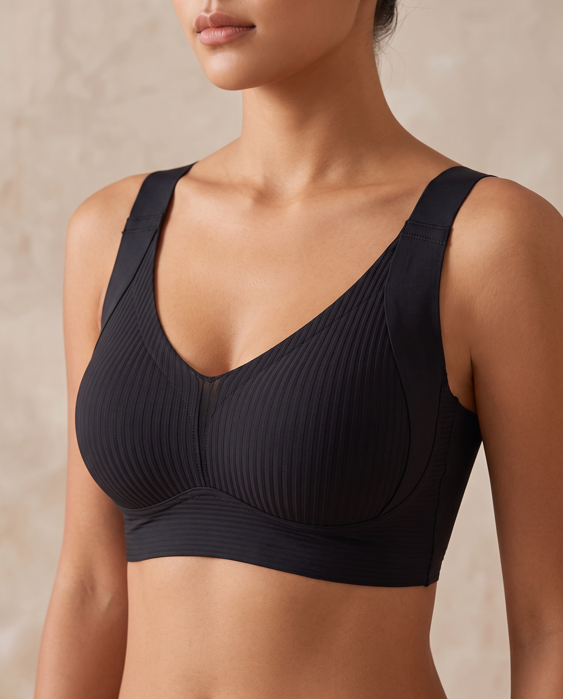 Biustonosz Push-up V-neck czarny - modelka