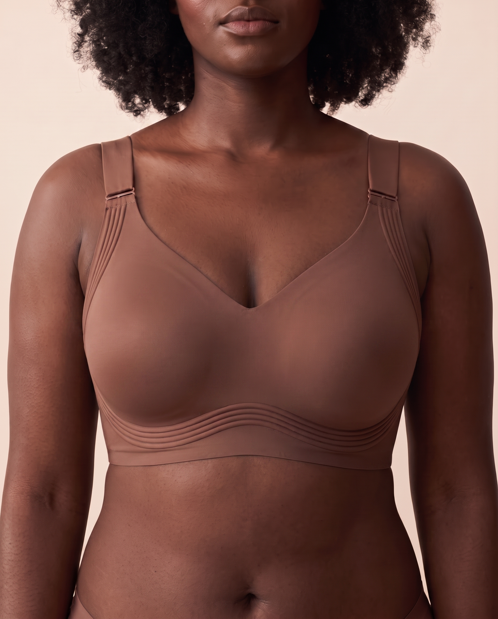 Biustonosz Everyday Seamless Brązowy na modelce — przód