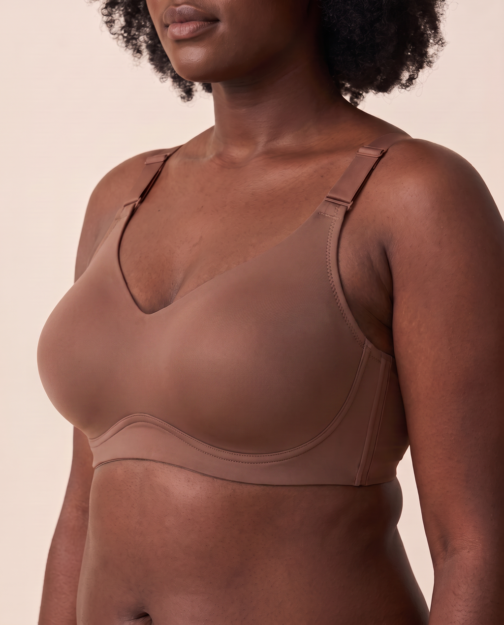 Biustonosz Everyday Seamless Brązowy na modelce — ujęcie pod kątem